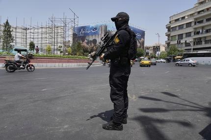 Iran: Ein Mitglied der iranischen Revolutionsgarde steht im Zentrum von Teheran Wache: Ein Deutsch-Franzose ist iranischen Abgaben zufolge verhaftet worden.