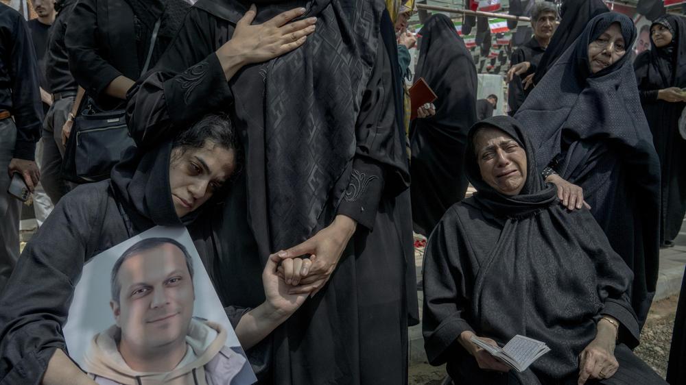  Trauernde in Behesht Zahra, dem größten iranischen Friedhof in Teheran, auf einer Beerdigungszeremonie für Menschen, die bei den israelischen Angriffen auf den Iran Anfang Juli getötet wurden.