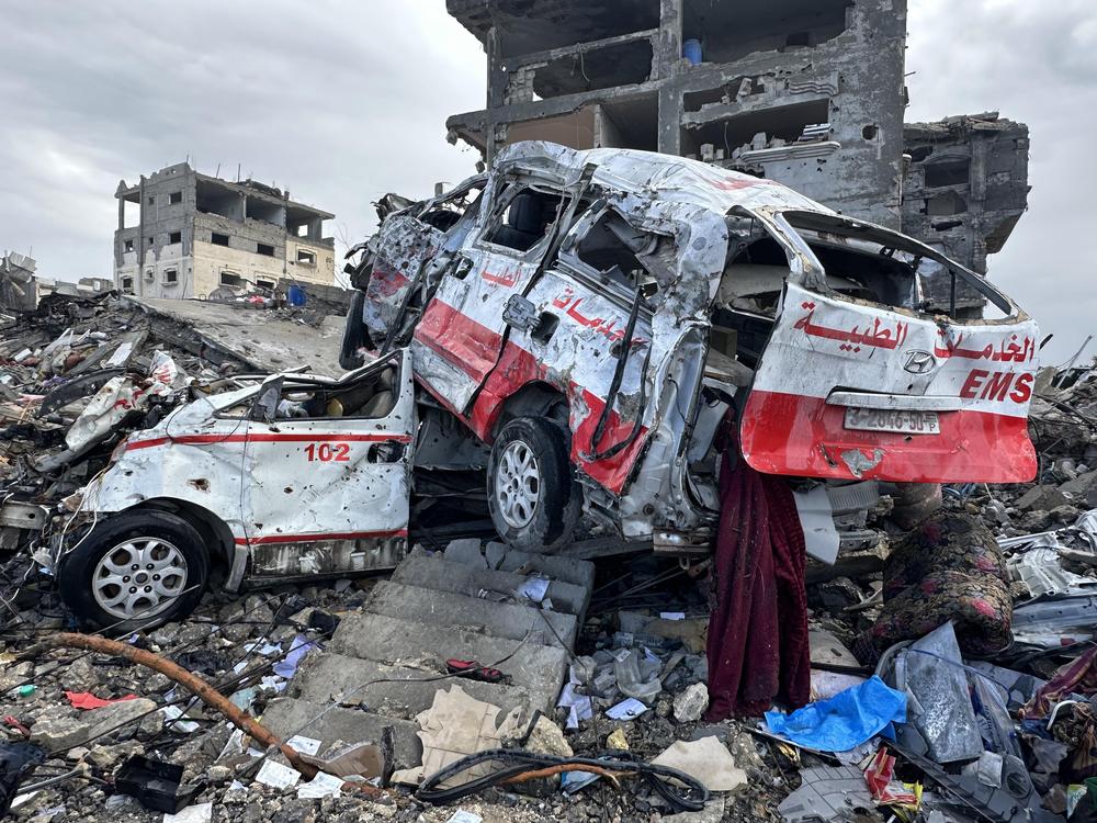 Israelische Angriffe auf Gaza: BEIT LAHIA, GAZA - JANUARY 23: A view of the wreckage of the vehicles and ambulances and destroyed residential buildings left by Israeli attacks as Palestinians continue to return to their homes after the ceasefire in Gaza came into effect following the agreement reached between Hamas and Israel in Beit Lahia, Gaza on January 23, 2025. (Photo by Hasan N. H. Alzaanin/Anadolu via Getty Images)