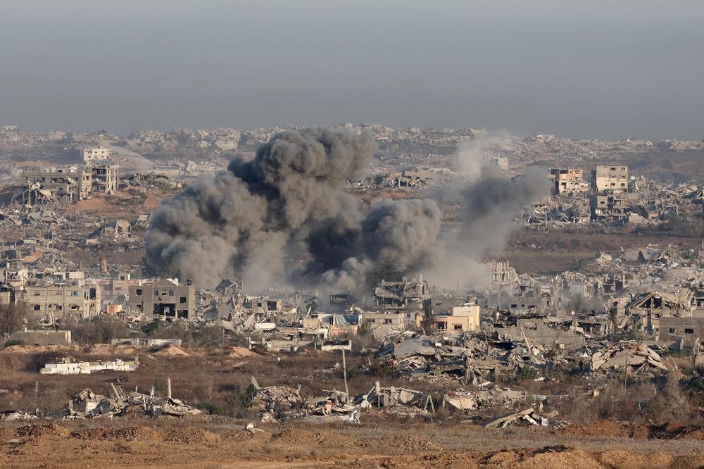 Israelische Angriffe auf Gaza: TOPSHOT - This picture taken from a position on Israel's border with the Gaza Strip shows smoke billowing during an Israeli strike on the besieged Palestinian territory on July 17, 2025. (Photo by Jack GUEZ / AFP) (Photo by JACK GUEZ/AFP via Getty Images)