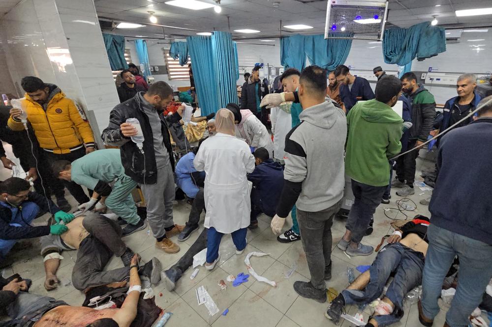 Israelische Angriffe auf Gaza: Victims are treated inside the Kamal Adwan hospital in Beit Lahia in the northern Gaza Strip, following Israeli strikes around the medical complex on December 6, 2024, as the war between Israel and the Palestinian Hamas militant group continues. (Photo by AFP) (Photo by -/AFP via Getty Images)