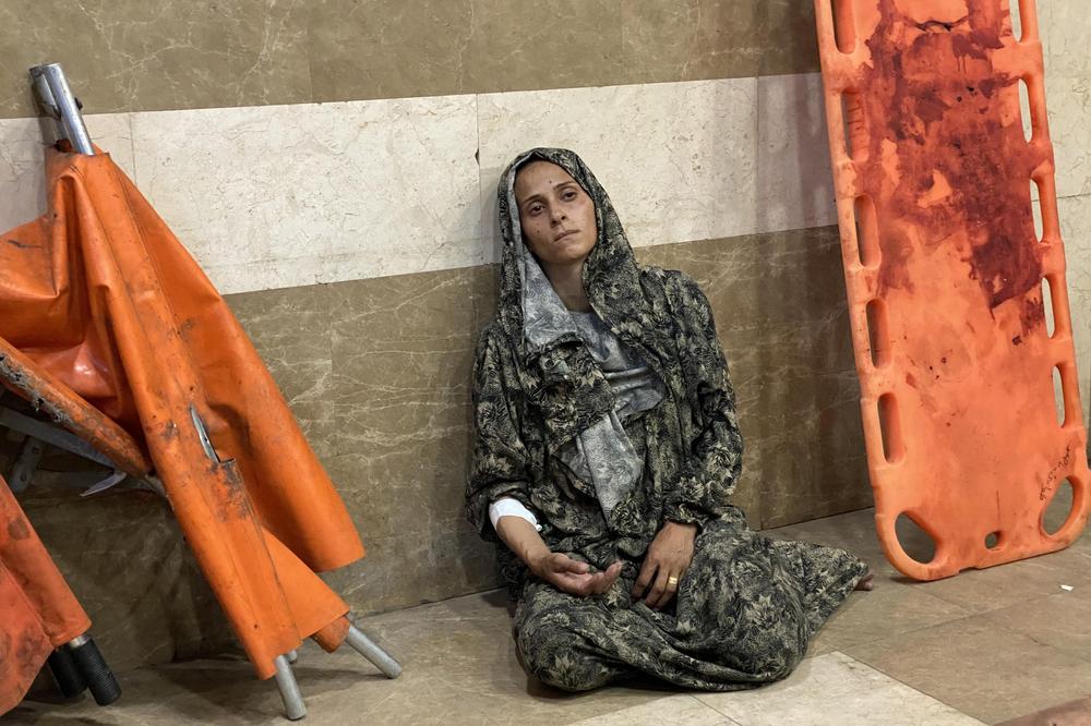 Israelische Angriffe auf Gaza: A Palestinian woman, wounded in an Israeli strike on a camp for displaced people near Khan Yunis, sits on the floor at the Nasser Hospital in the southern Gaza Strip city late on July 8, 2025. (Photo by AFP) (Photo by -/AFP via Getty Images)