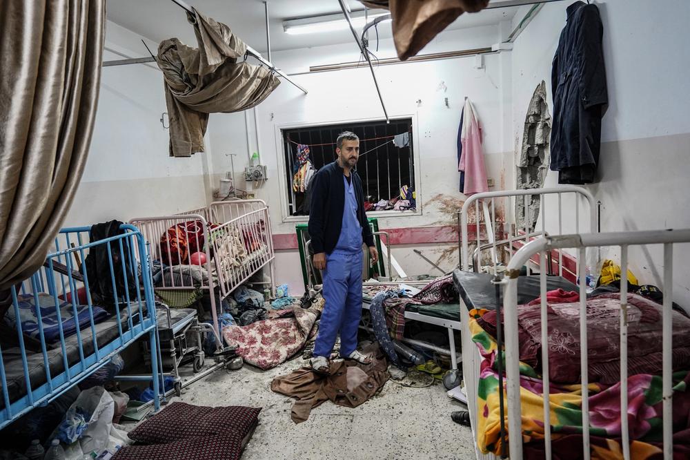 Israelische Angriffe auf Gaza: KHAN YUNIS, GAZA - DECEMBER 17: A view of damage after Israeli army hit the pediatric department of Nasser Hospital in Gaza's Khan Younis city on December 17, 2023. Many patients receiving treatment were evacuated from hospital after Israeli airstrike. (Photo by Belal Khaled/Anadolu via Getty Images)
