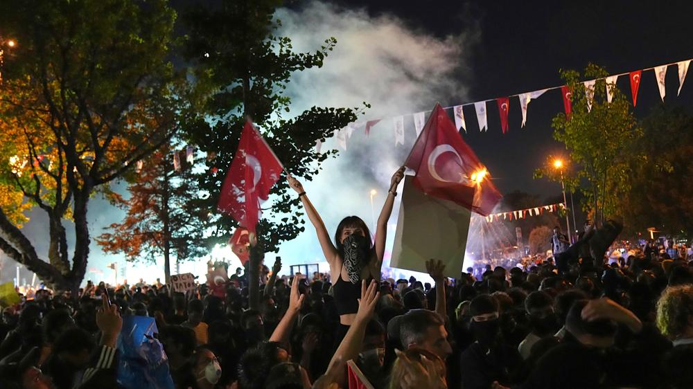  Tausende haben in Istanbul gegen die Verhaftung und Absetzung von Ekrem İmamoğlu protestiert.