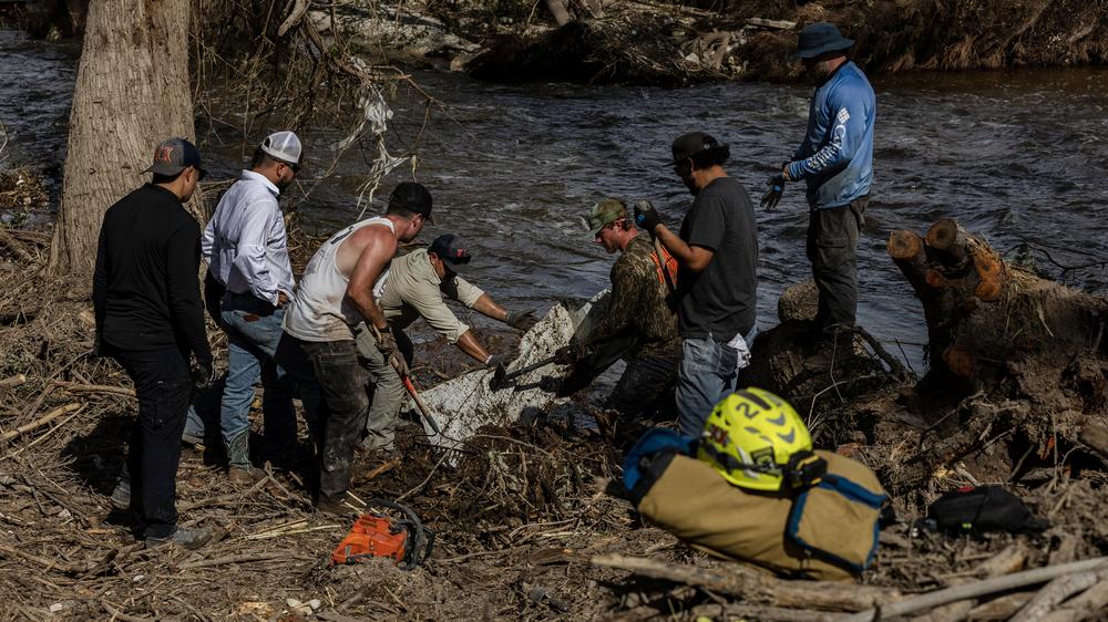  Am Guadalupe River in Texas sind Einsatzkräfte auch Tage nach der verheerenden Flutkatastrophe noch mit den Aufräumarbeiten beschäftigt.