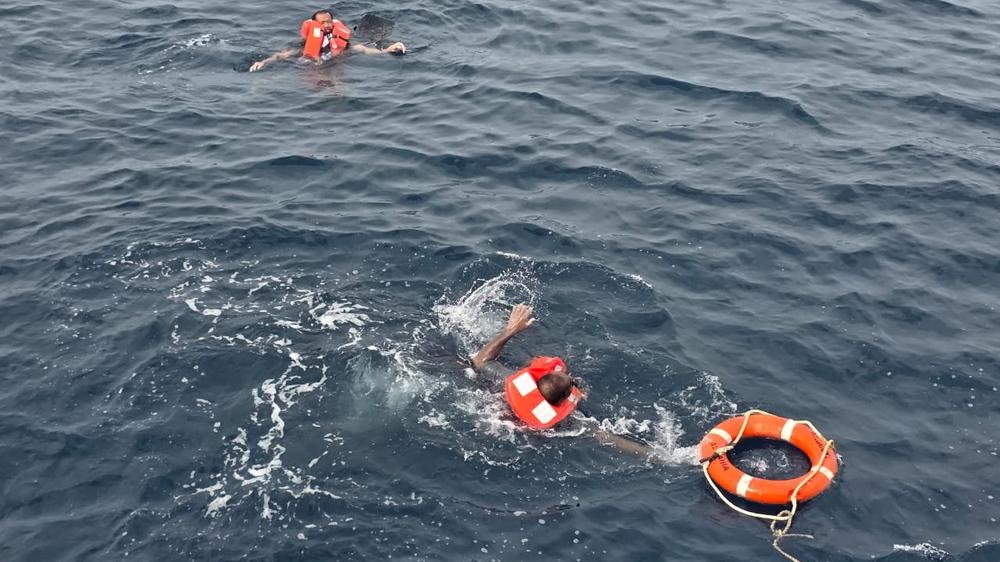  Während einer Rettungsaktion vor der Küste Jemens werden Besatzungsmitglieder gesichtet, die angeblich von dem Frachtschiff "Eternity C" stammen. Dieses ist nach einem Huthi-Angriff gesunken.