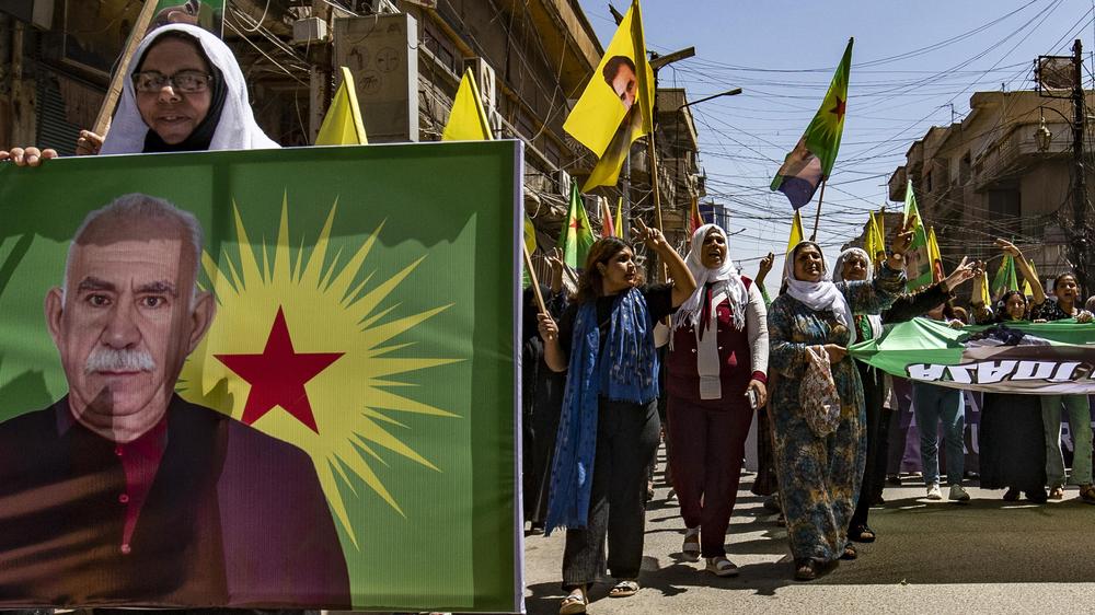  Kurdische syrische Frauen demonstrieren  am 29. Mai 2025 in der ostsyrischen Stadt Qamischli, um die Freilassung des inhaftierten Gründers der Arbeiterpartei Kurdistans (PKK) Abdullah Öcalan in der Türkei zu fordern.