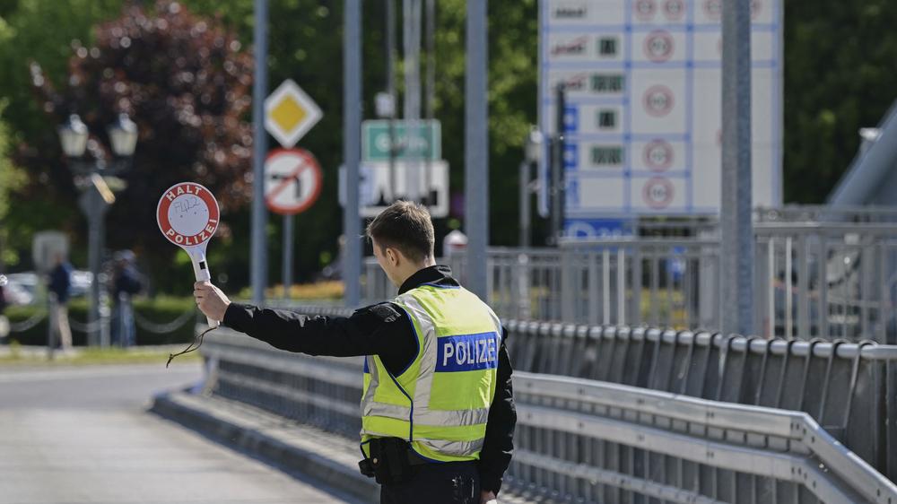  Seit Deutschland die Kontrollen an der Grenze zu Polen intensiviert hat, kommt es immer wieder zu langen Staus beim Grenzübergang.