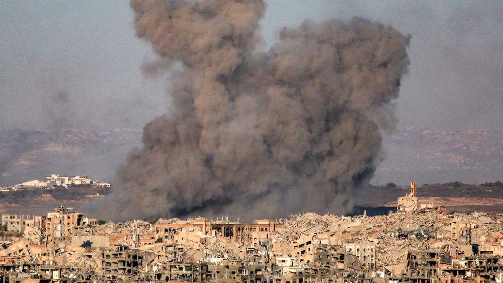  Dichter Rauch steigt nach einem israelischen Luftangriff am Mittwoch über der Stadt Beit Lahia im Gazastreifen auf.