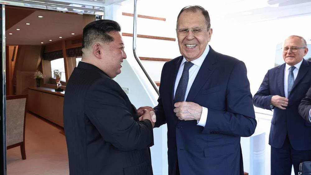  Der russische Außenminister Sergej Lawrow (rechts) und Nordkoreas Machthaber Kim Jong Un bei ihrem Treffen in der nordkoreanischen Stadt Wonsan.