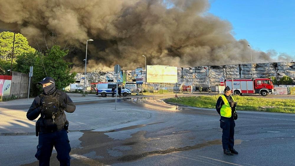  Ein Warschauer Einkaufszentrum steht am 12. Mai 2025 in Flammen.