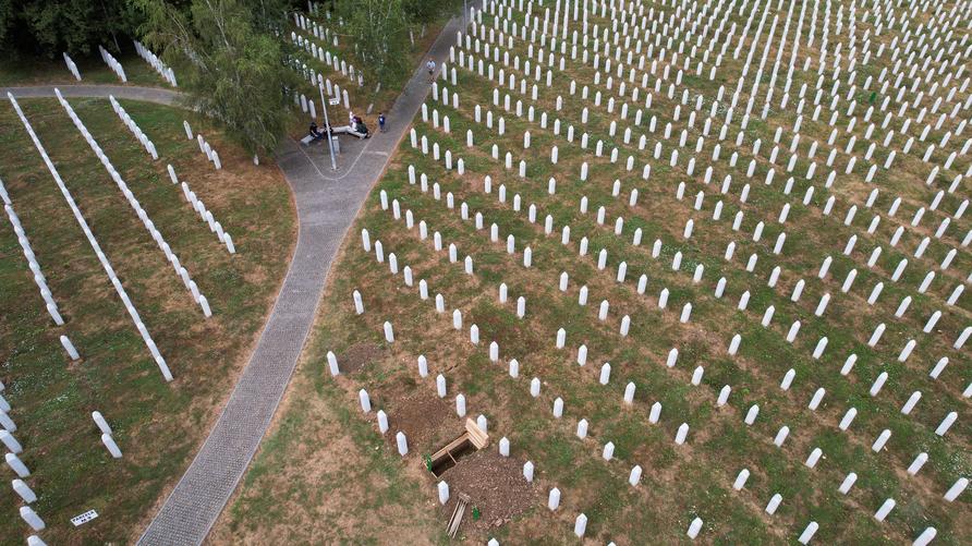 Gedenken an Srebrenica: Drohnenansicht von Grabsteinen vor einem Massenbegräbnis zum 30. Jahrestag des Völkermords von Srebrenica in der Gedenkstätte Srebrenica-Potocari in Potocari, in der Nähe von Srebrenica, Bosnien und Herzegowina, 10. Juli 2025.