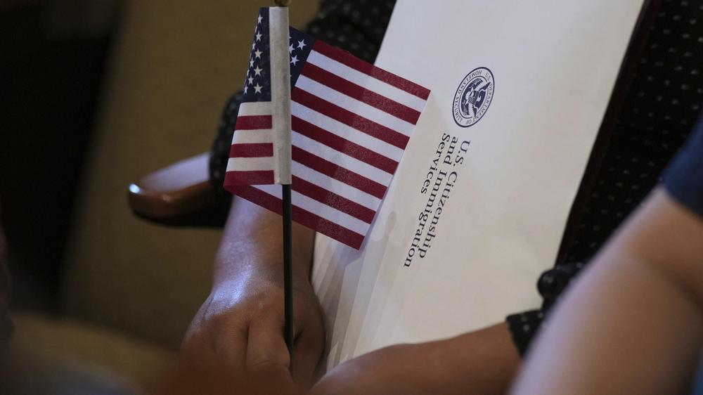  Präsident Donald Trump will die Staatsbürgerschaft von in den USA geborenen Kindern nicht anerkennen, wenn nicht mindestens ein Elternteil Staatsbürger oder rechtmäßiger ständiger Einwohner ist.