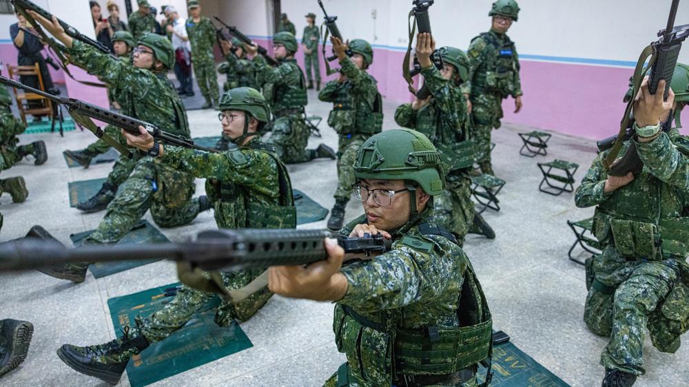  Reservisten nehmen in Miaoli, Taiwan, an einer Gefechtsvorbereitungsübung im Rahmen der jährlichen Militärübung „Han Kuang“ teil.