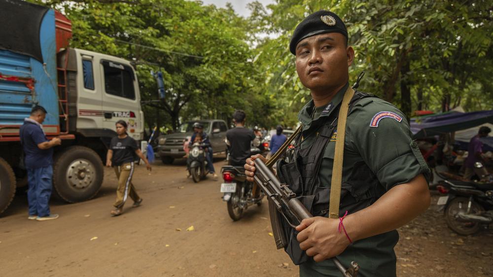  Ein Lastwagen bringt lebenswichtige Güter in ein kambodschanisches Flüchtlingslager. Dieses wurde für Tausende von Menschen eingerichtet, die vor den Kämpfen zwischen Thailand und Kambodscha geflohen sind.