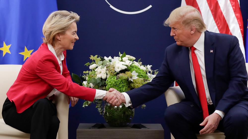  EU-Kommissionspräsidentin Ursula von der Leyen und 
US-Präsident Donald Trump auf dem Weltwirtschaftsforum im Jahr 2020