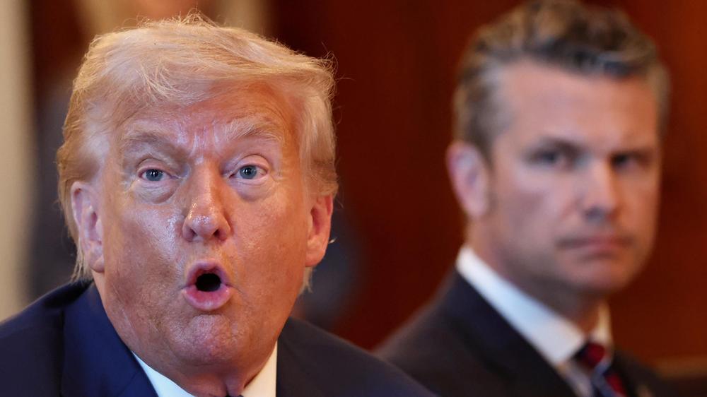  US-Präsident Donald Trump (links) mit Verteidigungsminister Pete Hegseth bei einem Treffen mit dem israelischen Premier Benjamin Netanjahu im Weißen Haus
