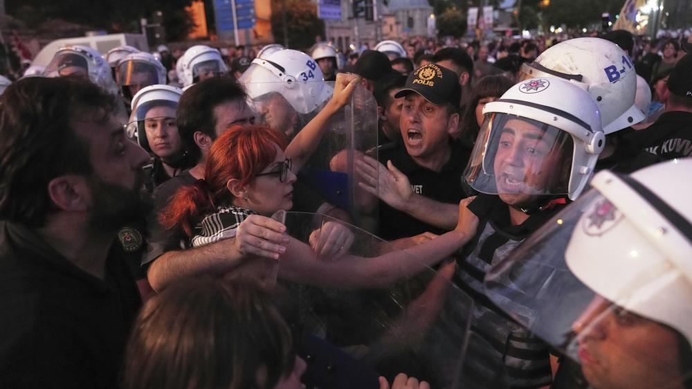  In Istanbul ging die Polizei mit Tränengas gegen Protestierende vor.