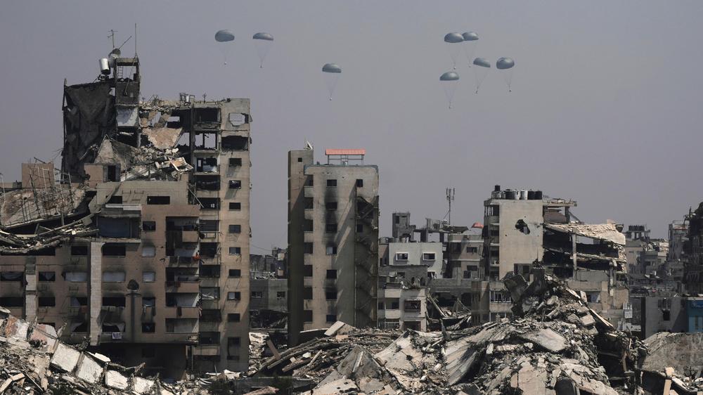  Die Hilfsorganisation Ärzte ohne Grenzen hat den Abwurf von Hilfsgütern aus der Luft über dem Gazastreifen als unwirksam bezeichnet.