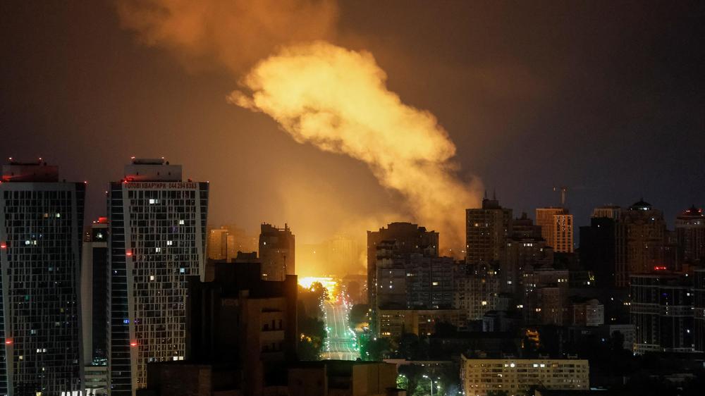  Eine Explosion erhellt den Himmel in Kyjiw am 10. Juli.
