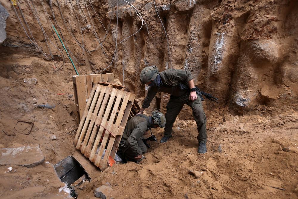 Israelische Angriffe auf Gaza: Israeli soldiers operate at the opening to a tunnel at Al Shifa Hospital compound in Gaza City, amid the ongoing ground operation of the Israeli army against Palestinian Islamist group Hamas, in the Gaza Strip, November 22, 2023.  REUTERS/Ronen Zvulun  EDITOR'S NOTE: REUTERS PHOTOGRAPHS WERE REVIEWED BY THE IDF AS PART OF THE CONDITIONS OF THE EMBED. NO PHOTOS WERE REMOVED.
