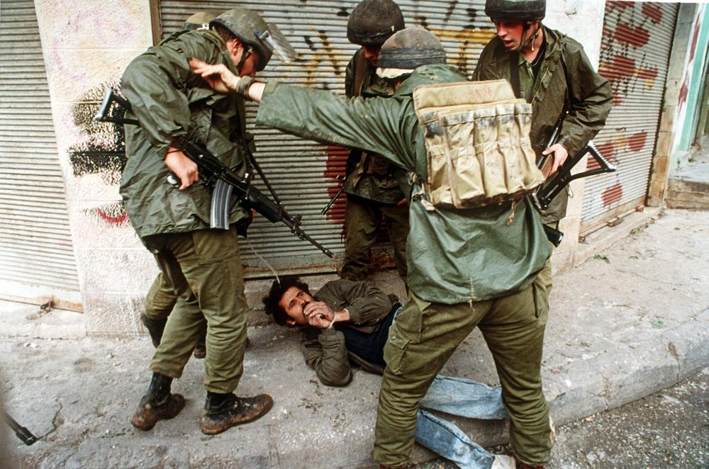 Nahostkonflikt: Intifada: gefesselter Palästinenser und israelische Soldaten 1988 in Nablus, während des Aufstandes gegen die Besatzungsherrschaft