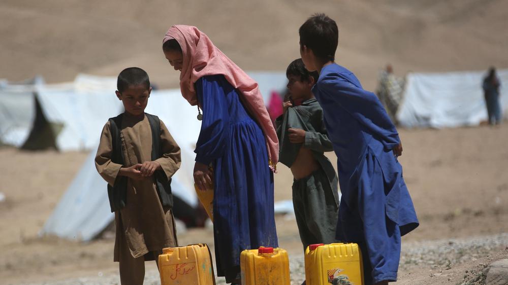 Kinder aus Afghanistan und Pakistan sollten Lebensmittel über USAid erhalten. Ein Teil davon wird nun verbrannt.