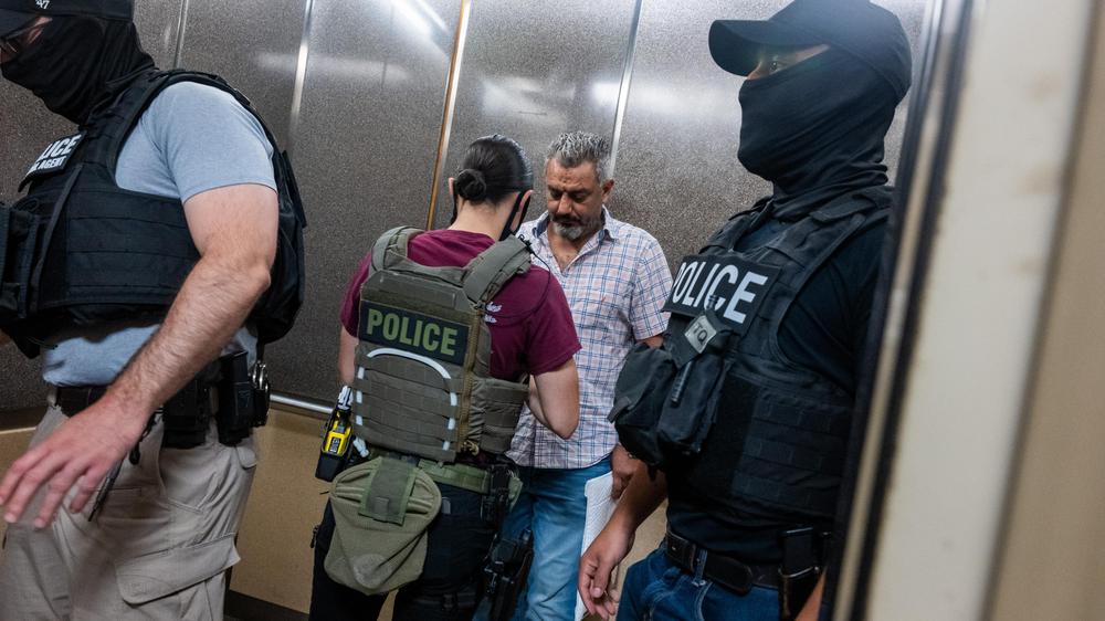  ICE-Beamte verhaften einen Mann im Einwanderungsgericht von New York.