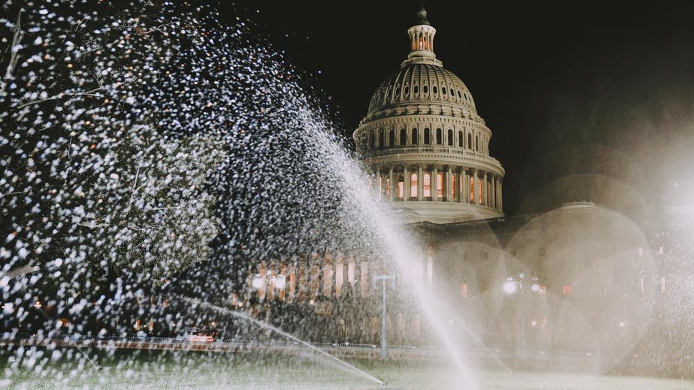  Vor dem US-Kapitol während der Verfahrensabstimmung über den One Big Beautiful Bill Act am 3. Juli 2025 in Washington, D. C.