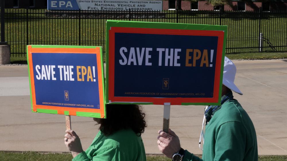  Kritik  gegen eine Neuausrichtung der US-Umweltschutzbehörde EPA unter Präsident Trump wie bei dieser Demonstration im US-Bundesstaat Michigan am 22.4.2025 kommt auch aus der Behörde selbst.