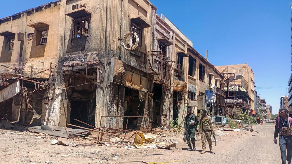  Kämpfer der Zentralarmee auf Patrouille im zerstörten Khartoum