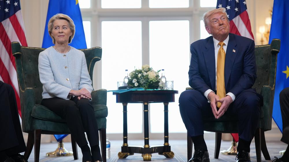  EU-Kommissionspräsidentin Ursula von der Leyen und US-Präsident Donald Trump posieren beim Treffen im schottischen Turnberry zu Beginn der Handelsgespräche.