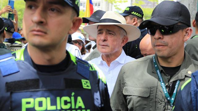 Álvaro Uribe: Kolumbiens Ex-Präsident Uribe vorläufig aus Hausarrest entlassen
