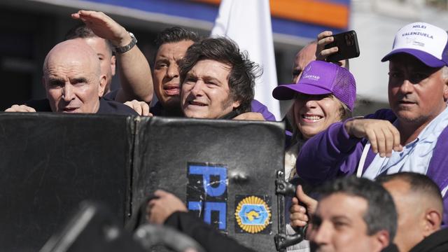 Javier Milei: Argentiniens Präsident bei Wahlkampfveranstaltung mit Steinen beworfen