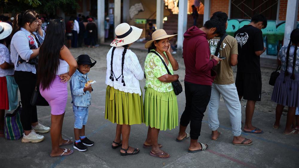  Menschen warten in der Schlange vor einem Wahllokal in Entre Rios, Cochabamba, Bolivien.