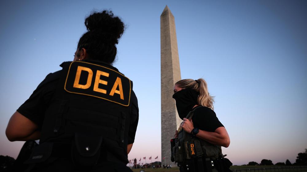  Agentinnen der Drogenfahndung patrouillieren durch Washington, D. C.