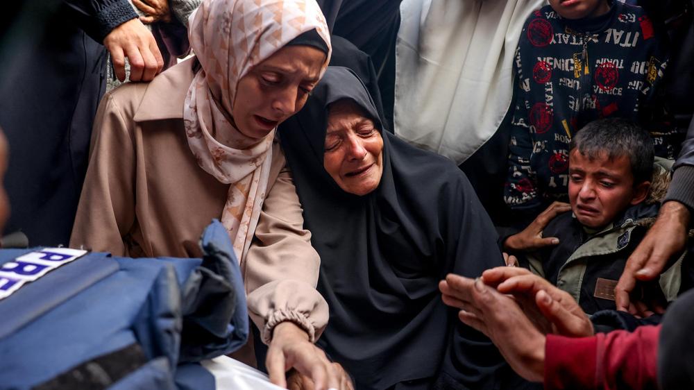  Laut dem Komitee zum Schutz von Journalisten wurden fast 200 Journalisten im Gazakrieg getötet. Im Januar starb Ahmed Al-Schajah nach einem Luftangriff in Chan Junis.