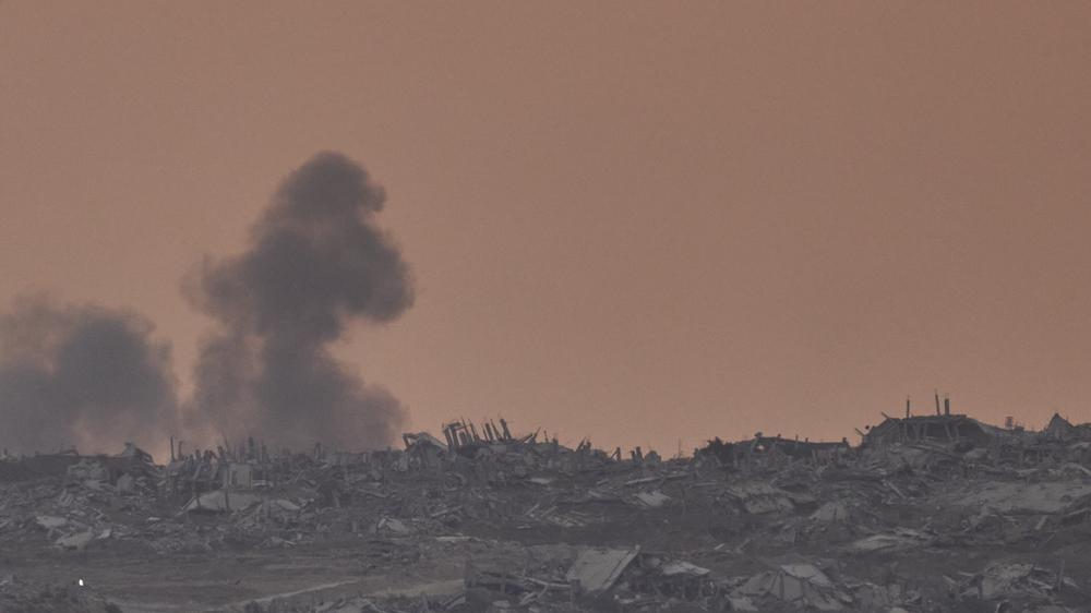 Rauch steigt nach einer Explosion im Gazastreifen auf, vom Süden Israels aus gesehen.