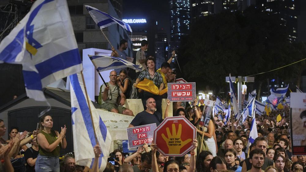  Demonstranten versammeln sich während eines Protests in Tel Aviv für die Freilassung der Geiseln und ein Ende des Kriegs im Gazastreifen.