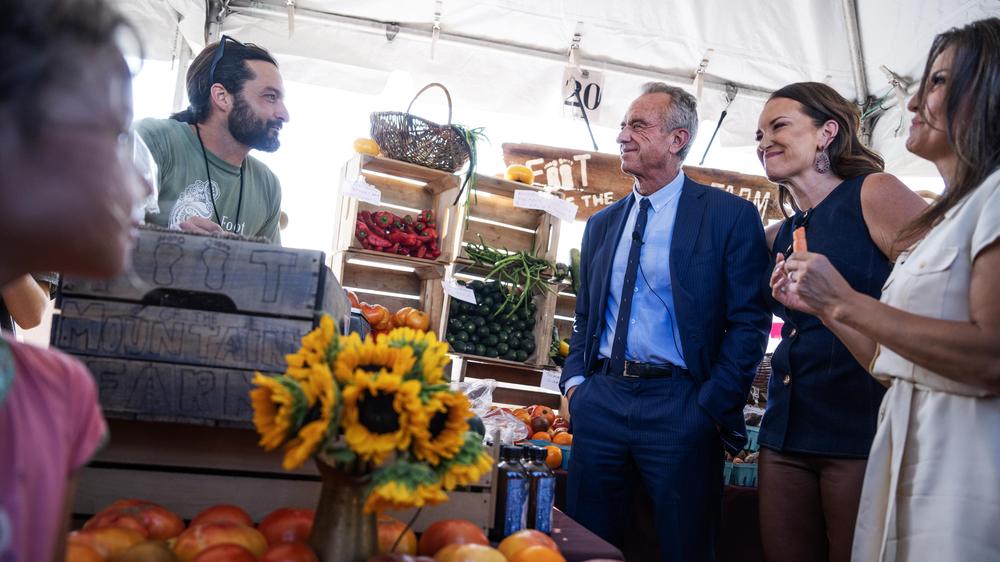  Gesundheitsminister Robert F. Kennedy Jr. und Landwirtschaftsministerin Brooke Rollins besuchen Aussteller beim Great American Farmers Market, den sie in Washington, D. C. veranstalten.