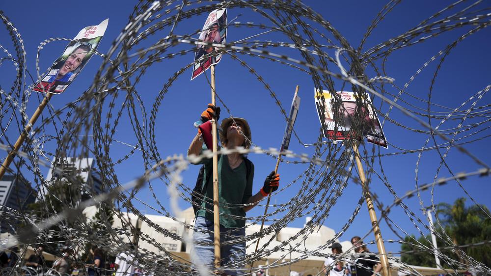  Familien israelischer Geiseln im Gazastreifen forderten bei Protesten am Samstag einen Deal zur Freilassung und ein Ende des Kriegs.