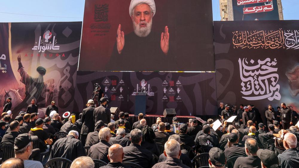  Rede des Hisbollah-Chefs Naim Kassem auf einem Bildschirm in südlichen Vororten von Beirut