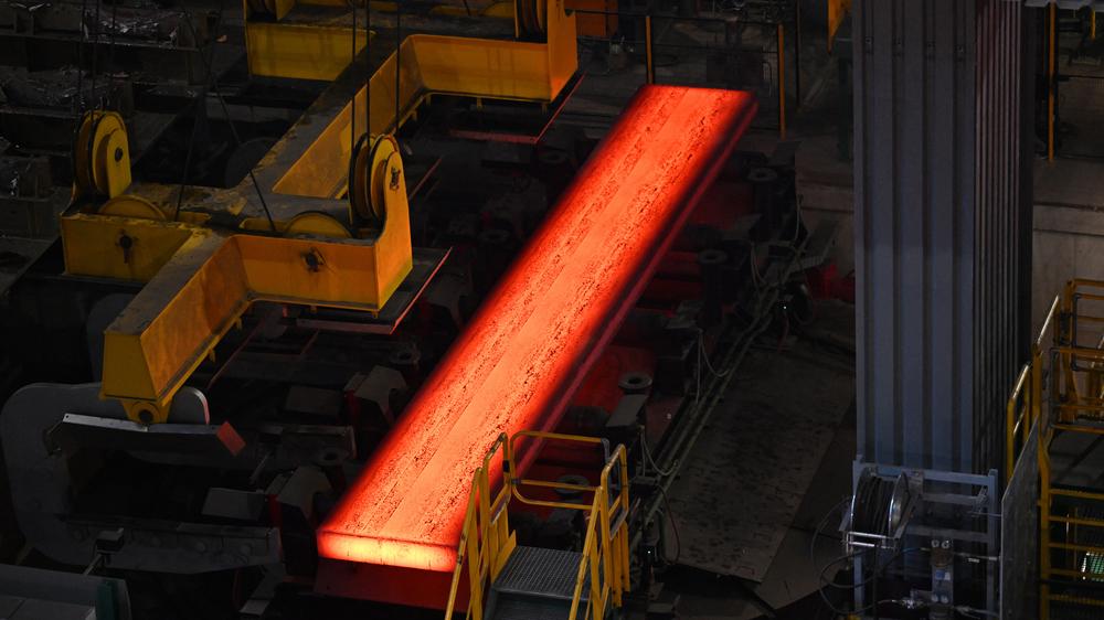  Eine glühende Stahlplatte im Stahlwerk von Thyssenkrupp in Duisburg