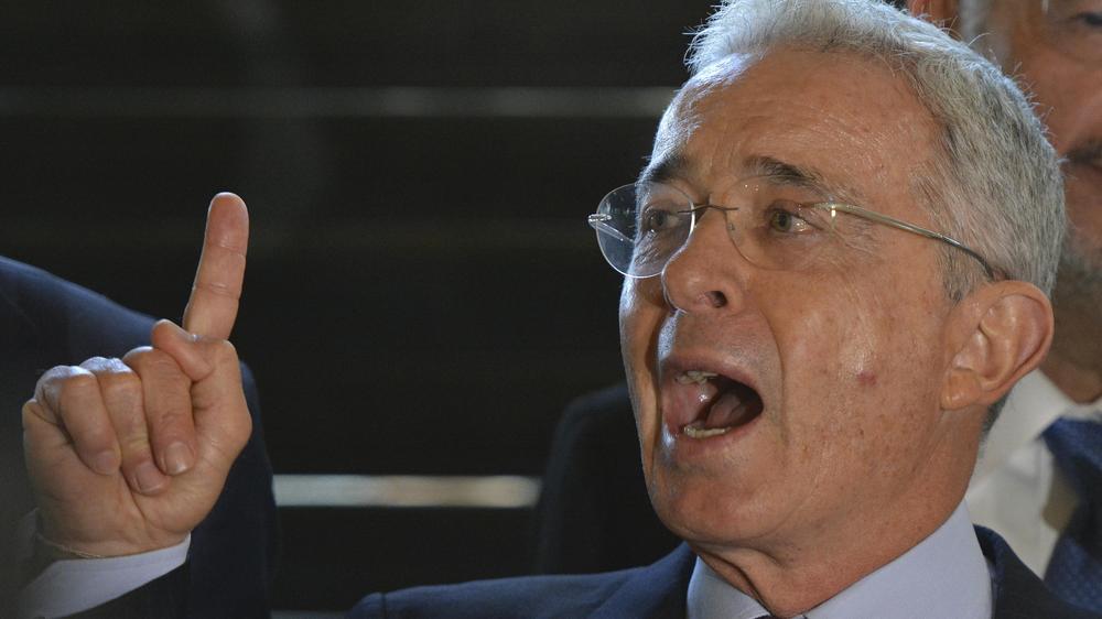  Der kolumbianische Ex-Präsident Alvaro Uribe bestreitet bis heute, Zeugen manipuliert zu haben (Foto von 2018).