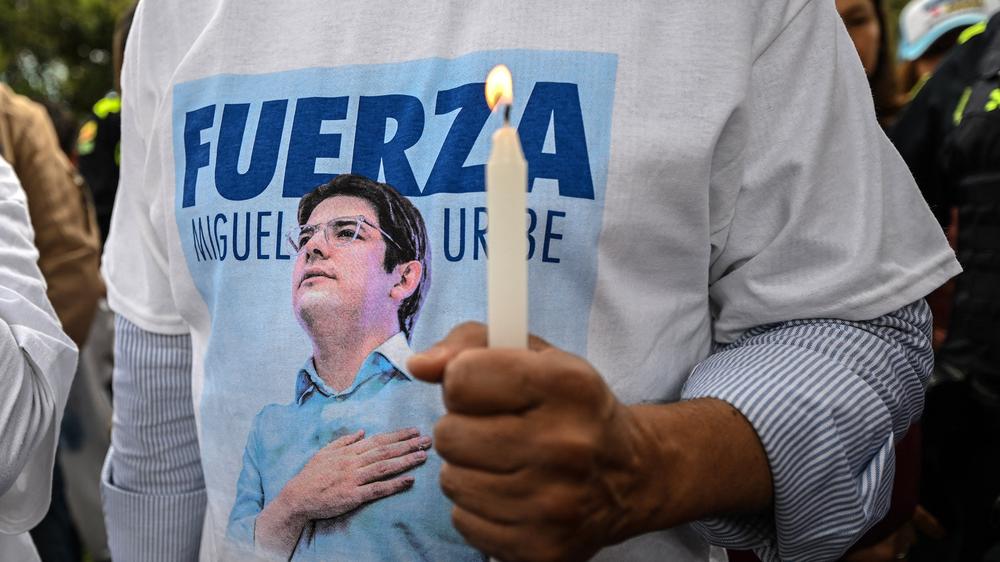  Ein Mann trägt im Juni ein T-Shirt mit dem Bild Miguel Uribes bei einer Messe, während der für die Gesundheit des Politikers gebetet wurde.
