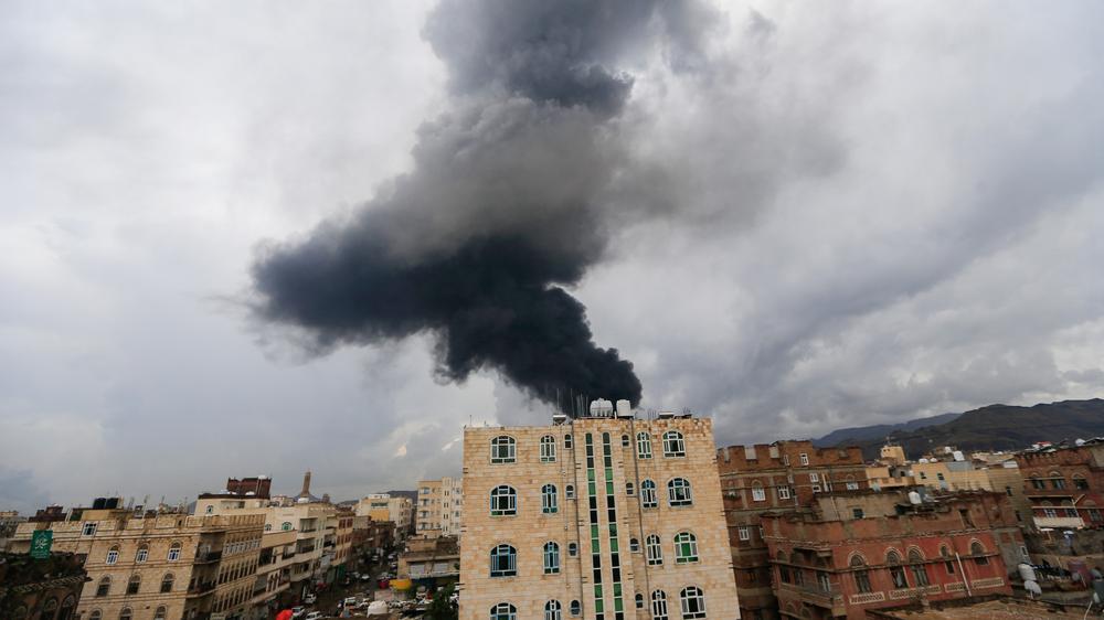  Rauch steigt über der jementischen Hauptstadt Sanaa auf, nachdem Israels Armee nach eigenen Angaben militärische Stellungen der Huthi-Miliz angegriffen hat.