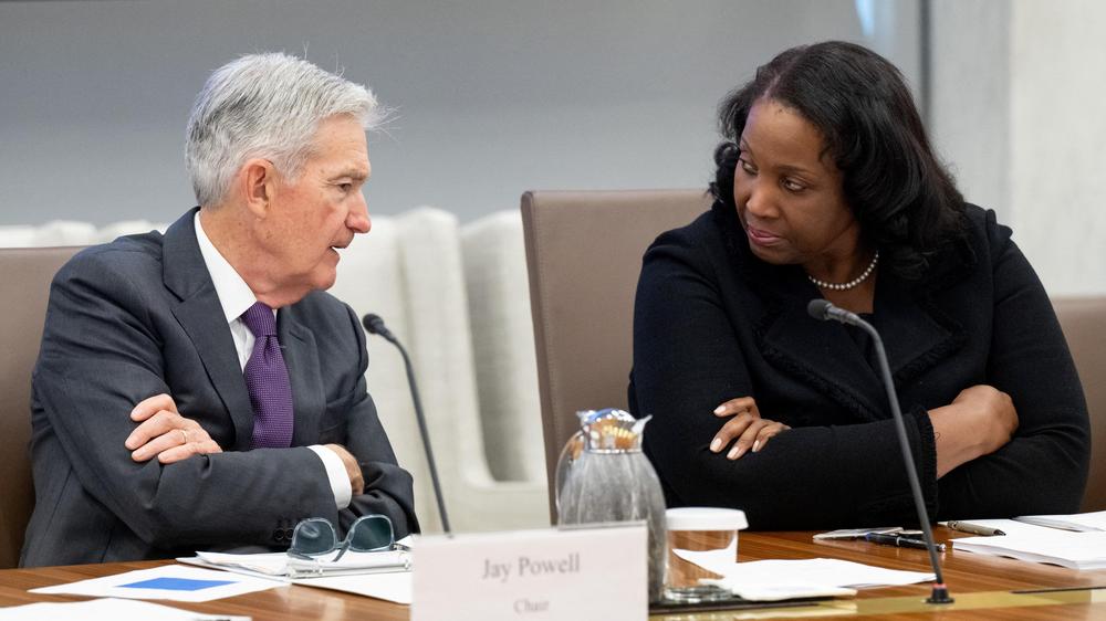  Der Vorsitzende der US-Notenbank, Jerome Powell, im Gespräch mit Lisa Cook, Vorstandsmitglied der Federal Reserve. US-Präsident Donald Trump hat Cook entlassen.