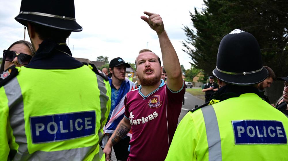  Am Wochenende kam es in mehreren Städten in England, Schottland und Wales zu Protesten gegen die Unterbringung von Asylbewerbern in Hotels. Dieser Mann demonstrierte in Horley, südlich von London.