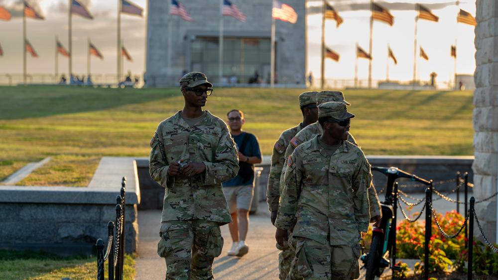  Soldatinnen und Soldaten der Nationalgarde patrouillieren in Washington, D. C.