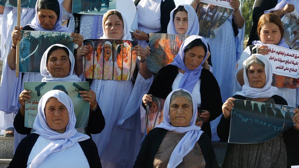  Angehörige von entführten Jesidinnen und Jesiden demonstrieren im Irak für deren Freilassung.